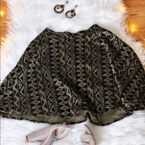 Elegant green velvety skirt 